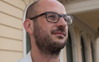 «Para dejar de precarizar los cuidados y patologizar la vejez, hay que repensar el concepto de hogar» Entrevista a Daniel López